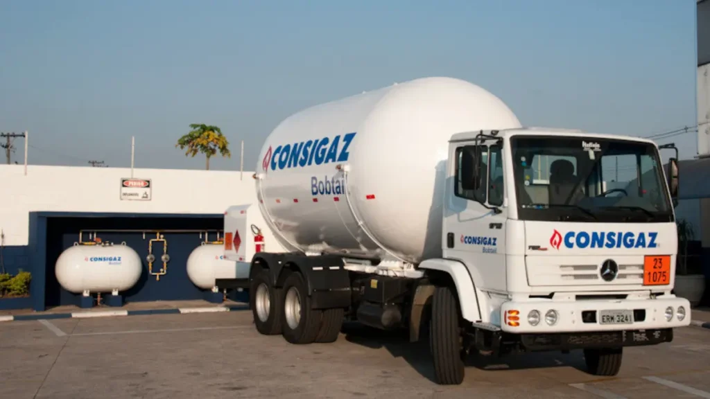 Guia do gás GLP: o que é, vantagens e usos comerciais Foto do caminhão bobtail, que a Consigaz usa para fazer abastecimento de gás GLP a granel