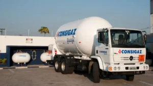 Guia do gás GLP: o que é, vantagens e usos comerciais Foto do caminhão bobtail, que a Consigaz usa para fazer abastecimento de gás GLP a granel