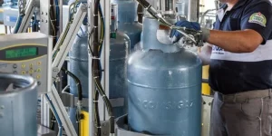 Funcionário da Consigaz manuseando gás natural e GLP. Imagem para texto sobre gas gn ou glp