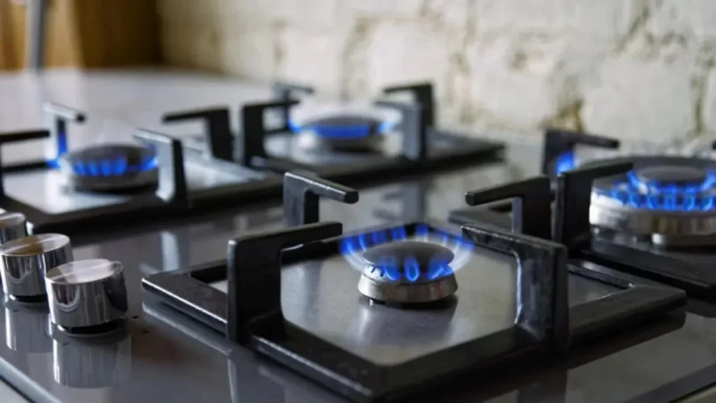 Foto de um cooktop a gás com as bocas acesas para ilustrar o artigo da Consigaz Empresas sobre fogão cooktop