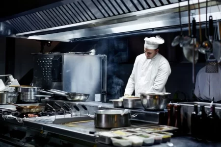 Chef trabalhando em cozinha industrial.