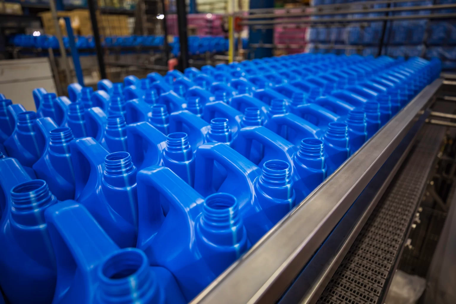 Imagem de embalagens de plástico azul produzidas em indústria para ilustrar artigo sobre termoformagem